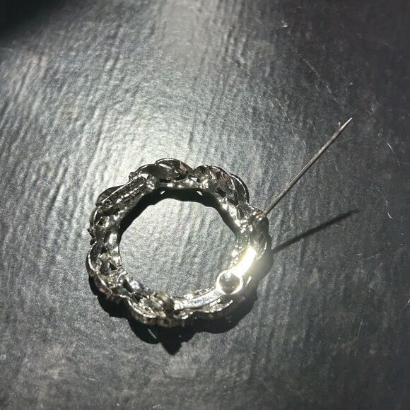 Vintage 1-1/4" Gerrys Silver Tone Rhinestone Metal Round Circle Christmas Wreath - Picture 4 of 4